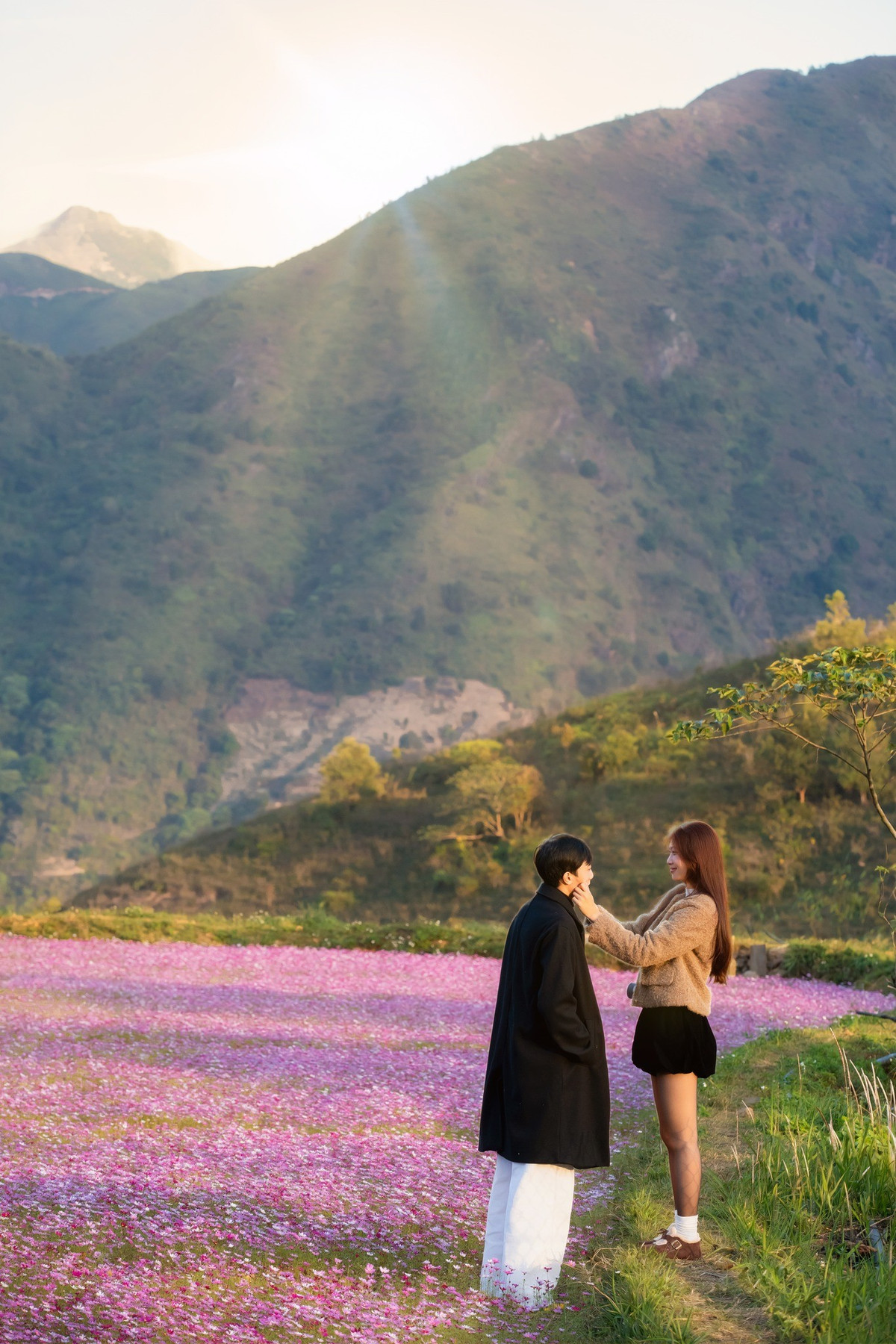 Buổi chiều, khi nắng dịu và gió nhẹ, là thời điểm lý tưởng để chụp ảnh và dạo chơi. Đến tối, nhiệt độ tại Tà Xùa giảm nhanh, du khách nên chuẩn bị áo ấm để đảm bảo sức khỏe.