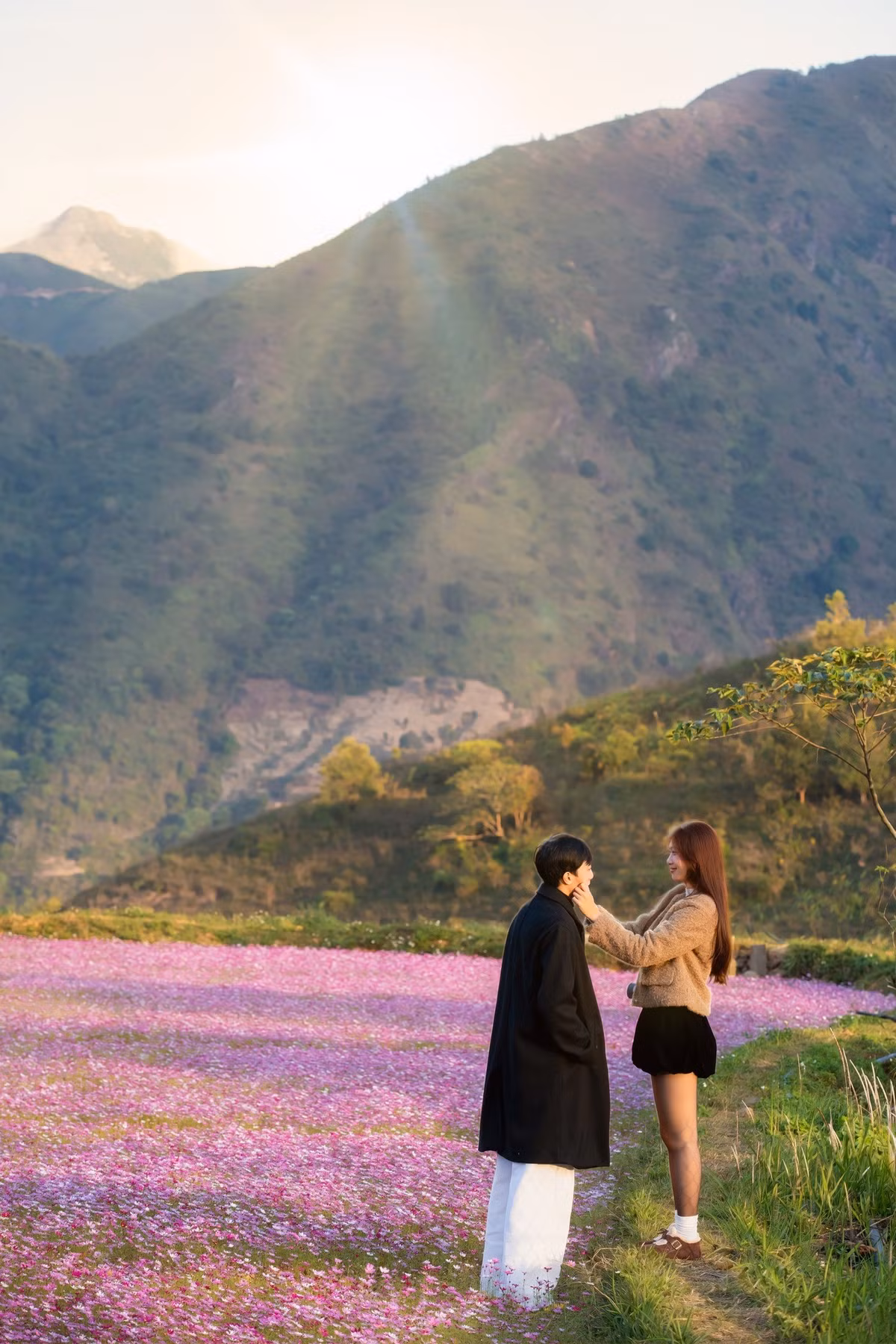 Buổi chiều, khi nắng dịu và gió nhẹ, là thời điểm lý tưởng để chụp ảnh và dạo chơi. Đến tối, nhiệt độ tại Tà Xùa giảm nhanh, du khách nên chuẩn bị áo ấm để đảm bảo sức khỏe.