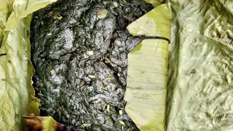 Để có được món rêu đá, người dân phải lội suối, dùng tay hoặc dao nhỏ cạo từng lớp rêu bám chặt trên đá. Công việc này không chỉ tốn thời gian mà còn đòi hỏi sự khéo léo, bởi rêu rất dễ nát. Ảnh Thitraugacbep