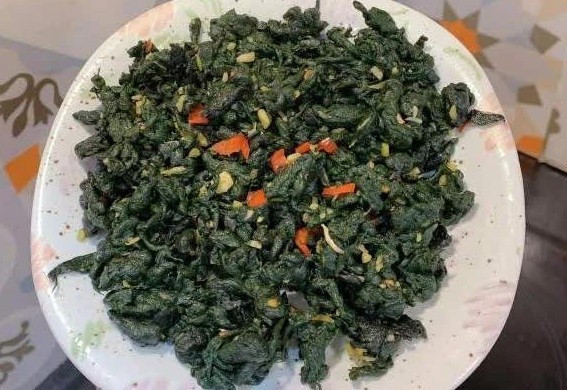 Rêu sau khi tẩm ướp được gói trong lá chuối, sau đó nướng trên than hồng hoặc đặt trực tiếp lên vỉ. Khi chín, mùi thơm lan tỏa, hòa quyện giữa hương lá chuối, gia vị và vị đặc trưng của rêu đá. Thành phẩm có độ mềm, hơi dai, vị ngọt thanh tự nhiên, không tanh như nhiều người vẫn nghĩ. Ảnh Internet