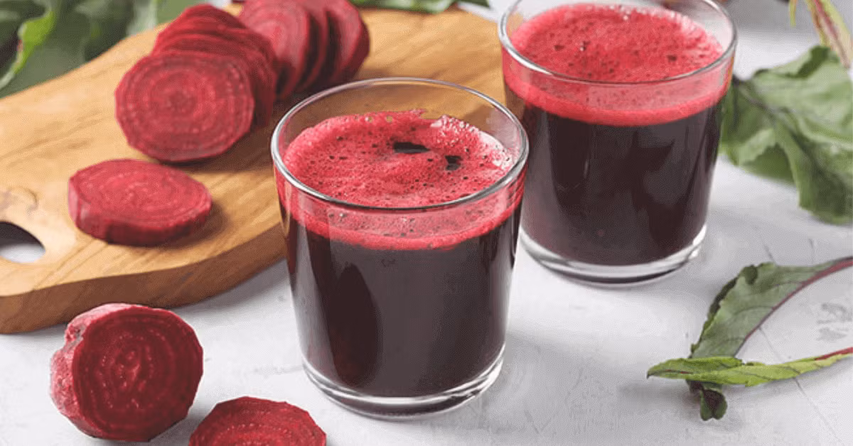 Tuy không tác động mạnh đến cholesterol như lựu hay nho đỏ, nhưng nước ép củ dền lại hỗ trợ tổng thể sức khỏe tim mạch, đặc biệt liên quan đến huyết áp. Người dùng chỉ nên uống 70–100 ml mỗi ngày, tránh lạm dụng. Ảnh minh họa