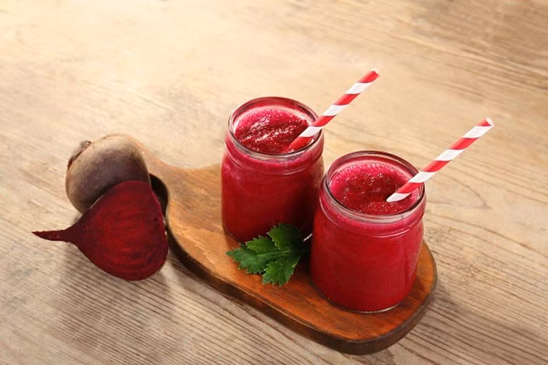 Một trong những loại thức uống màu đỏ đặc trưng khác là nước ép củ dền. Củ dền giàu betalain và nitrate tự nhiên, khi được chuyển hóa trong cơ thể sẽ giúp giãn mạch, tăng lưu thông máu và giảm huyết áp. Đây là lý do củ dền thường được đưa vào chế độ dinh dưỡng dành cho người có nguy cơ cao mắc bệnh tim mạch. Ảnh minh họa