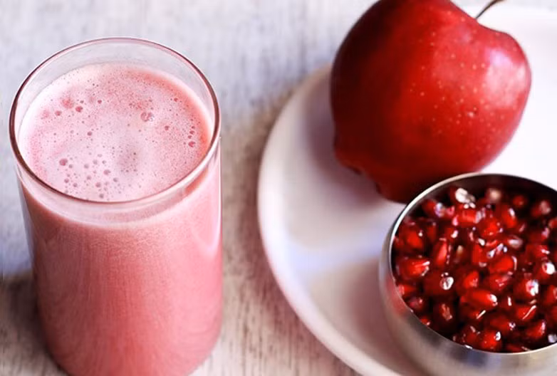 Nước ép lựu giàu polyphenol – những hợp chất có tác dụng chống oxy hóa mạnh, giúp giảm viêm và hạn chế các tổn thương do quá trình lão hóa. Ảnh minh họa