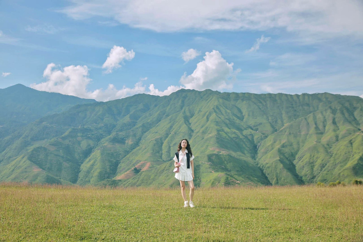 Khu vực Tà Xùa hiện có nhiều homestay, nhà nghỉ, quán cà phê phục vụ khách du lịch với mức giá hợp lý, tiện nghi cơ bản và tầm nhìn đẹp. Ảnh Diệp Hữu Đạt