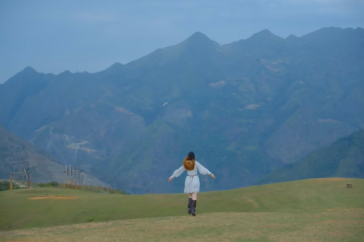 Không ồn ào, không dịch vụ du lịch chen chúc, thảo nguyên Tà Xùa gây ấn tượng bởi vẻ đẹp nguyên sơ và thanh bình. Đặc biệt, vào buổi sáng sớm hoặc chiều muộn, ánh nắng xuyên qua lớp sương mỏng tạo nên khung cảnh lung linh như tranh vẽ. Chính điều này đã khiến nơi đây nhanh chóng trở thành tọa độ “sống ảo” yêu thích của nhiều bạn trẻ. Ảnh Đặng Thái Duyên