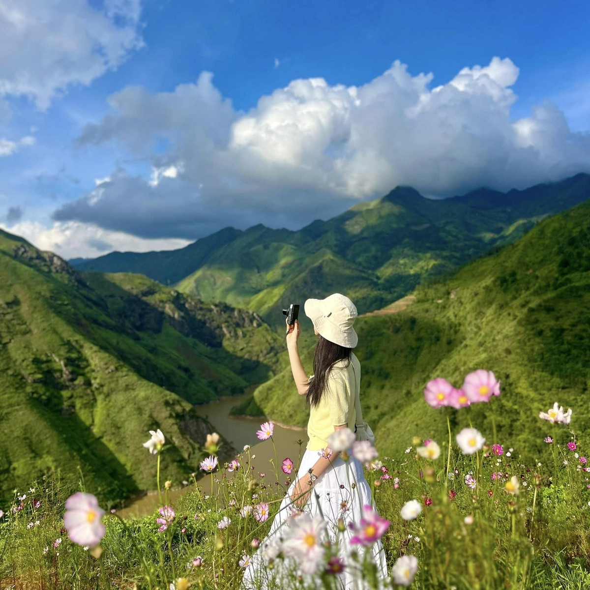 Từ Hà Nội, du khách có thể di chuyển bằng xe máy hoặc ô tô cá nhân, đi theo hướng quốc lộ 32 hoặc quốc lộ 6 đến Bắc Yên. Từ đây, tiếp tục hành trình khoảng 15km đường đèo để đến các điểm du lịch tại Tà Xùa. Ảnh Diệp Hữu Đạt