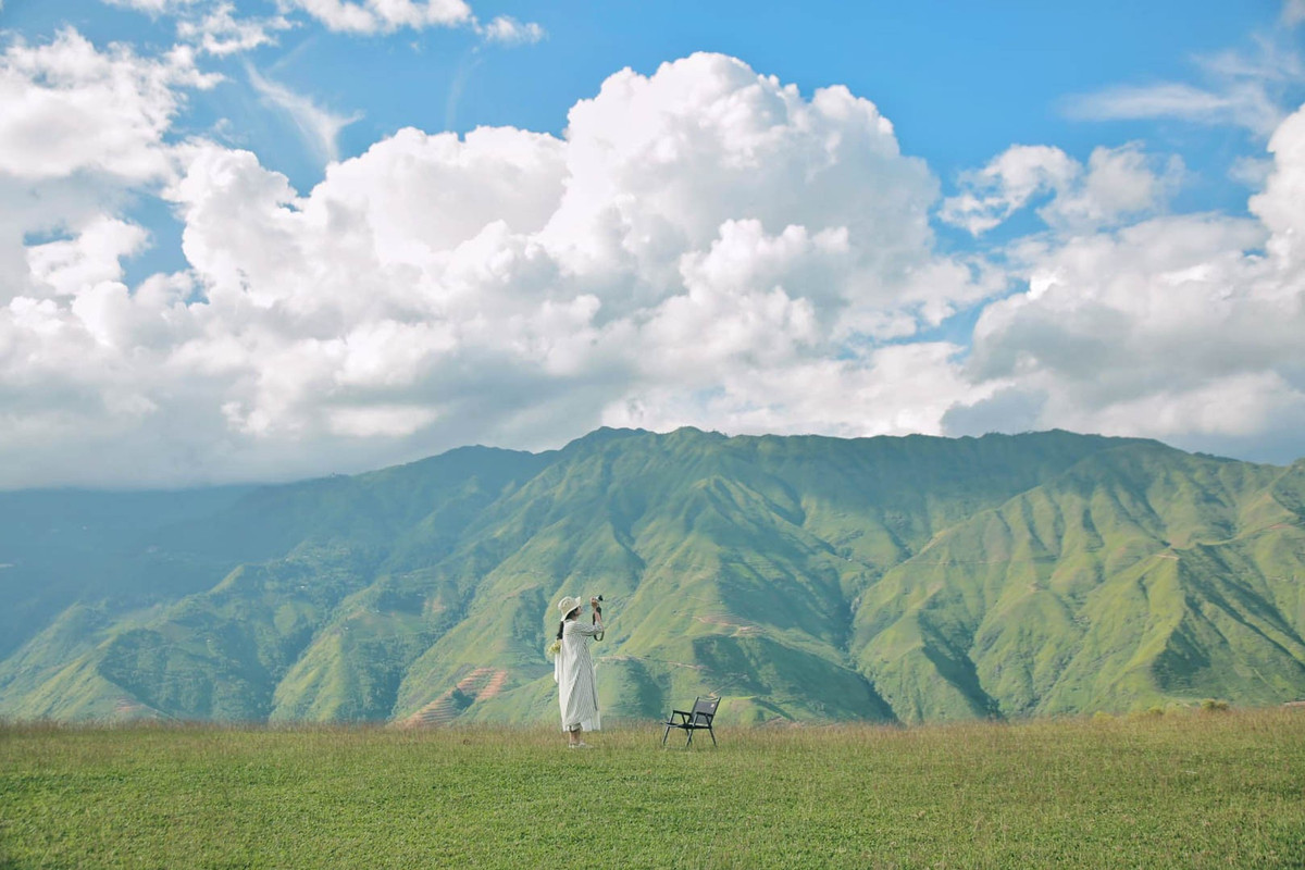 Bên cạnh thảo nguyên, Tà Xùa còn có nhiều điểm đến hấp dẫn như ruộng bậc thang Xím Vàng vào mùa lúa chín, thác Khủng Long ở xã Háng Đồng, mỏm cá heo, cây cô đơn… Mỗi địa danh đều mang vẻ đẹp riêng, thích hợp cho các chuyến đi ngắn ngày kết hợp trekking nhẹ. Ảnh Diệp Hữu Đạt