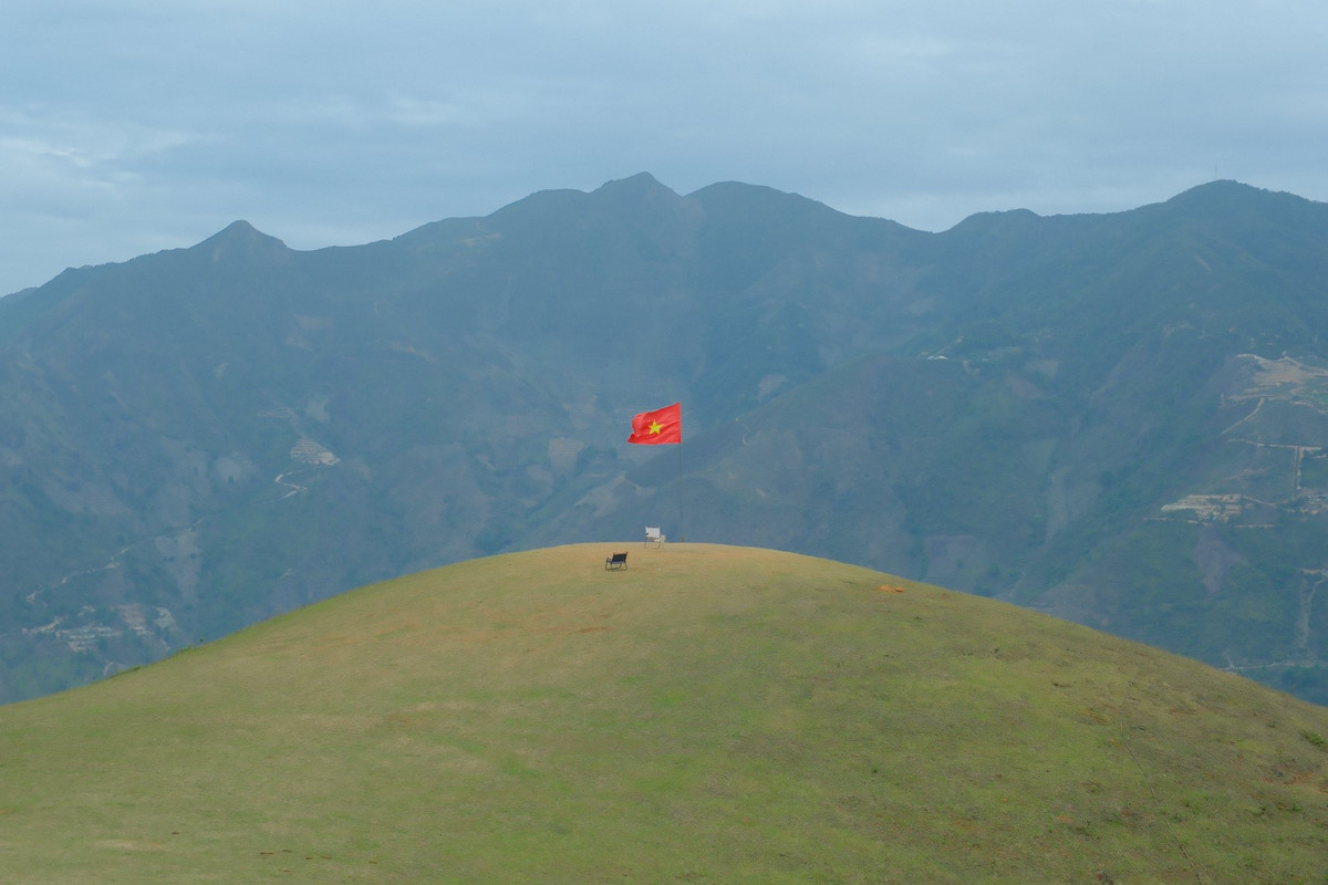 Chỉ cách Hà Nội khoảng 250km, Thảo nguyên Tà Xùa là điểm đến lý tưởng cho chuyến du lịch cuối tuần. Thuộc địa phận xã Bản Công, huyện Trạm Tấu (Yên Bái) và xã Háng Đồng, huyện Bắc Yên (Sơn La), Tà Xùa nằm trên cung đường khám phá các địa điểm nổi tiếng như mỏm cá heo, cây cô đơn hay sống lưng khủng long. Ảnh Đặng Thái Duyên