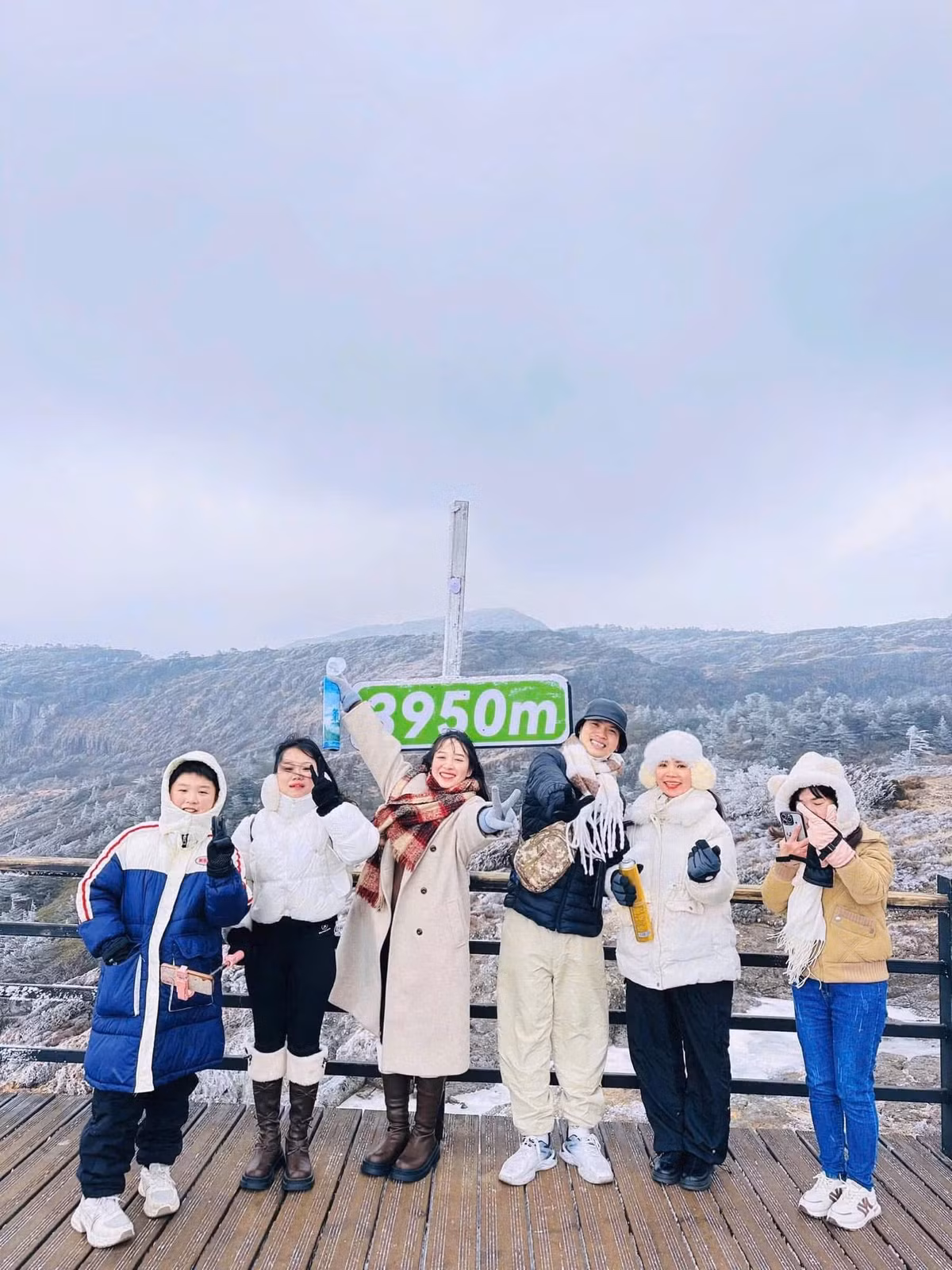 Luôn lựa chọn tour uy tín, có hướng dẫn viên và bảo hiểm du lịch để đảm bảo an toàn. Kiểm tra tình trạng cáp treo và dự báo thời tiết trước chuyến đi, vì bão tuyết hoặc đóng cửa đỉnh núi có thể ảnh hưởng hành trình.