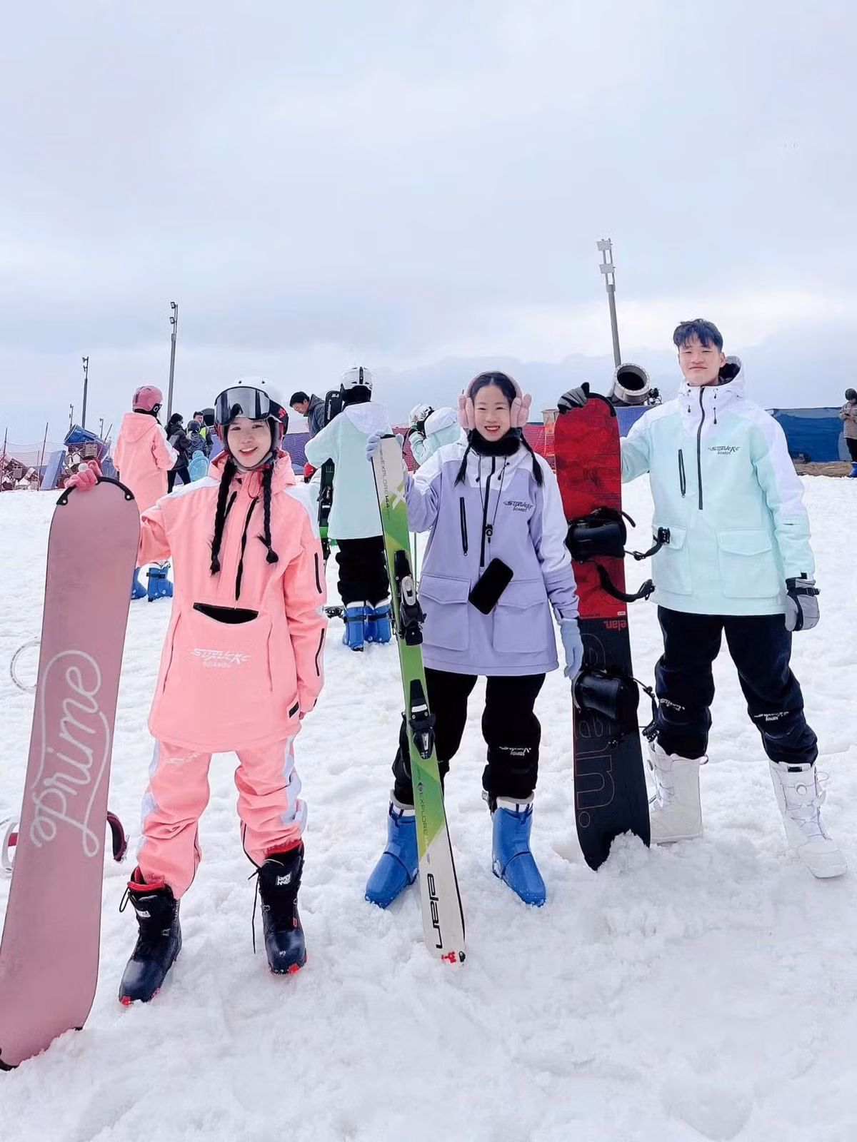 Cảnh sắc nơi đây hùng vĩ, từ thảo nguyên Ganhaizi xanh mướt đến Thung lũng Trăng Xanh trong vắt, đều khiến bất cứ ai đặt chân tới cũng phải trầm trồ. Ảnh Hương Giang