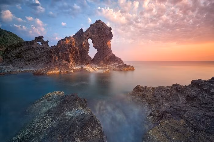 Những tia nắng sớm len qua từng khe đá, thắp sáng cả không gian – một cảnh tượng khiến bất kỳ ai cũng phải lặng người.