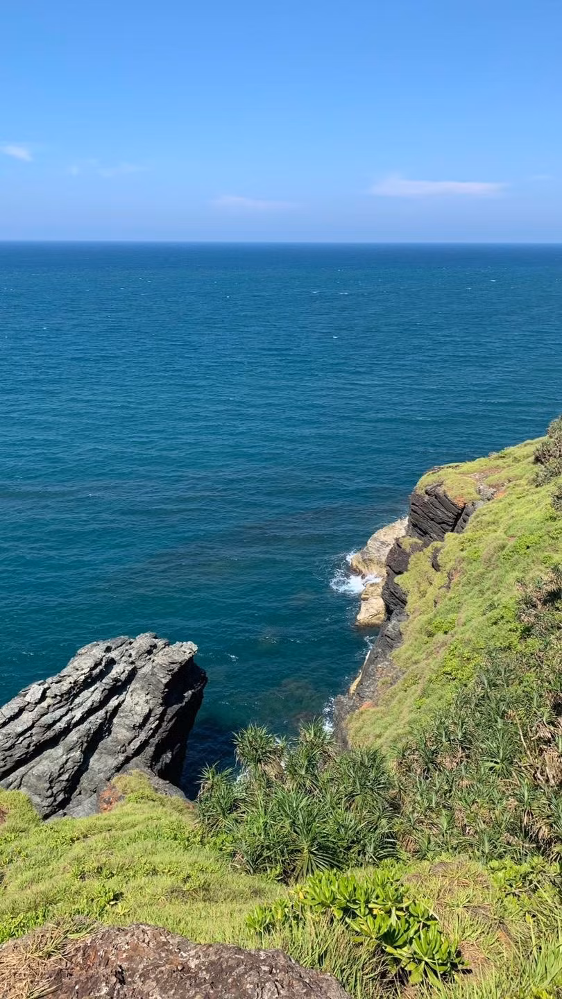 Những tảng đá đen tuyền, hình thù kỳ lạ, xếp chồng lên nhau tạo thành bờ ghềnh độc đáo kéo dài gần 2km, luôn khiến du khách ngỡ ngàng trước sự sắp đặt đầy nghệ thuật của thiên nhiên. Ảnh Văn Duy