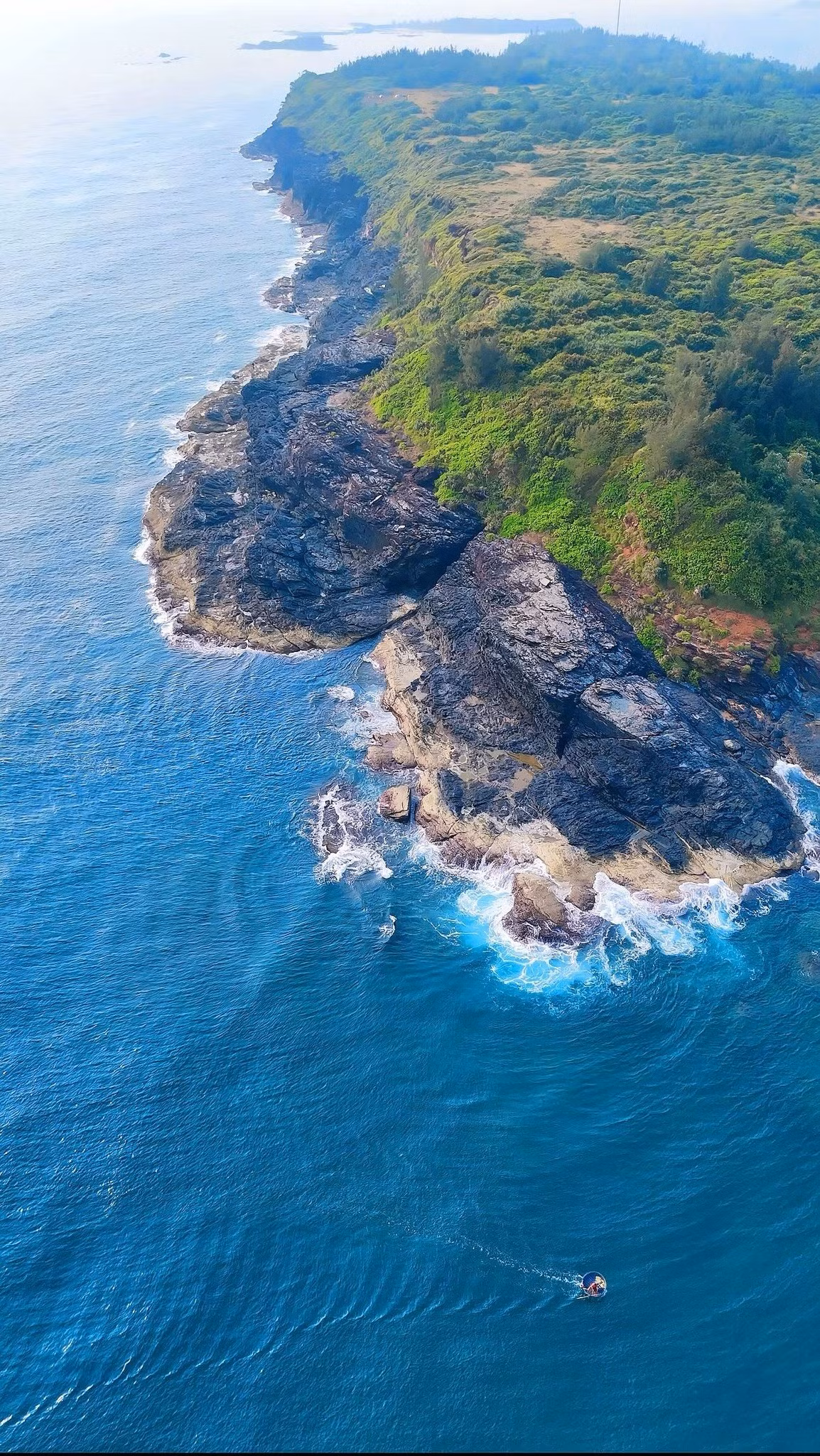 Nằm ở xã Tam Hải, huyện Núi Thành (Quảng Nam), ghềnh đá Bàn Than là điểm đến hoang sơ nhưng đầy mê hoặc với những người yêu thiên nhiên và đam mê khám phá. Ảnh Văn Duy