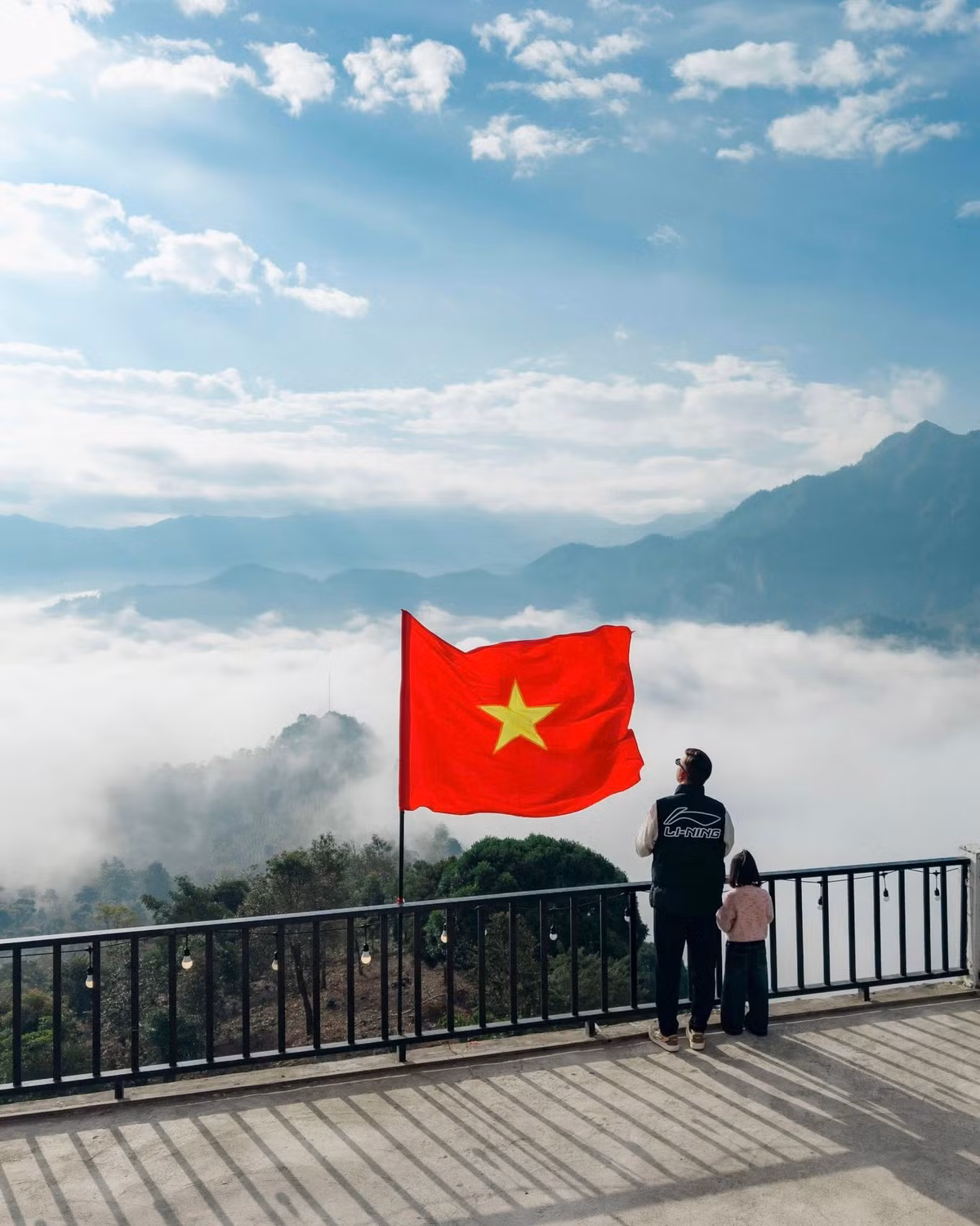 Đèo Tằng Quái nằm trên trục Quốc lộ 279, nối các khu vực của tỉnh Điện Biên, uốn lượn qua những sườn núi cao với nhiều khúc cua quanh co. Nếu ban ngày, cung đường gây ấn tượng bởi địa hình hiểm trở và cảnh sắc núi rừng trùng điệp, thì vào sáng sớm mùa Đông, nơi đây lại khoác lên mình một diện mạo hoàn toàn khác.