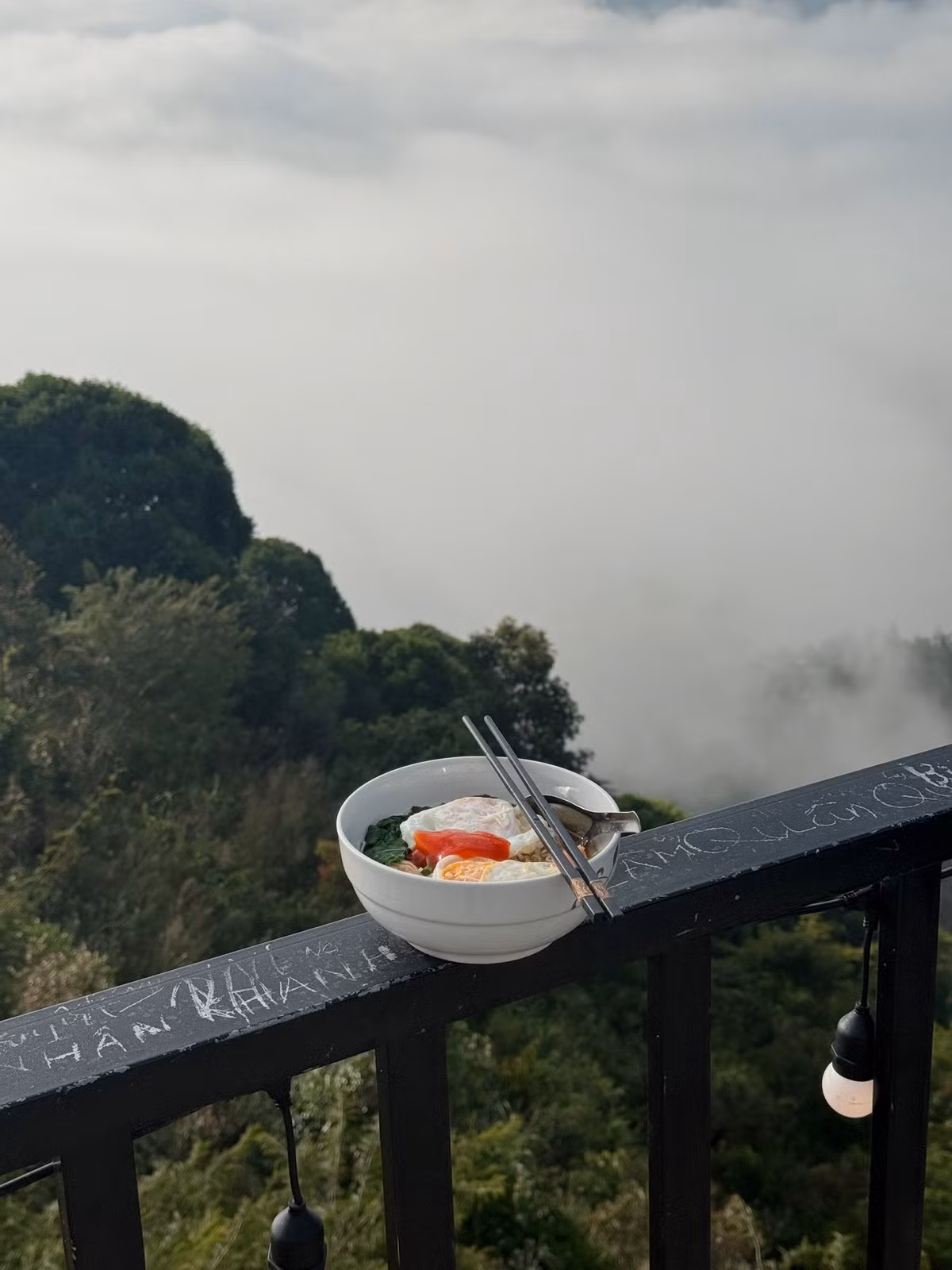 Nhờ vẻ đẹp thơ mộng hiếm có, đèo Tằng Quái đang dần trở thành điểm check-in quen thuộc của giới trẻ Điện Biên và du khách yêu thích nhiếp ảnh, du lịch trải nghiệm. Không cần những công trình nhân tạo hay dịch vụ du lịch cầu kỳ, chính sự nguyên bản của thiên nhiên đã làm nên sức hút cho nơi này.