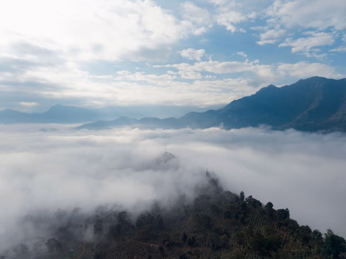 Vào những ngày thời tiết thuận lợi, mây trên đèo Tằng Quái không chỉ đứng yên mà liên tục chuyển động, cuộn xoáy, trôi chậm rãi theo gió, mềm mại như những dải lụa trắng vắt ngang sườn núi. Chính sự biến đổi không ngừng ấy khiến mỗi lần săn mây ở đây đều mang lại cảm xúc khác biệt.