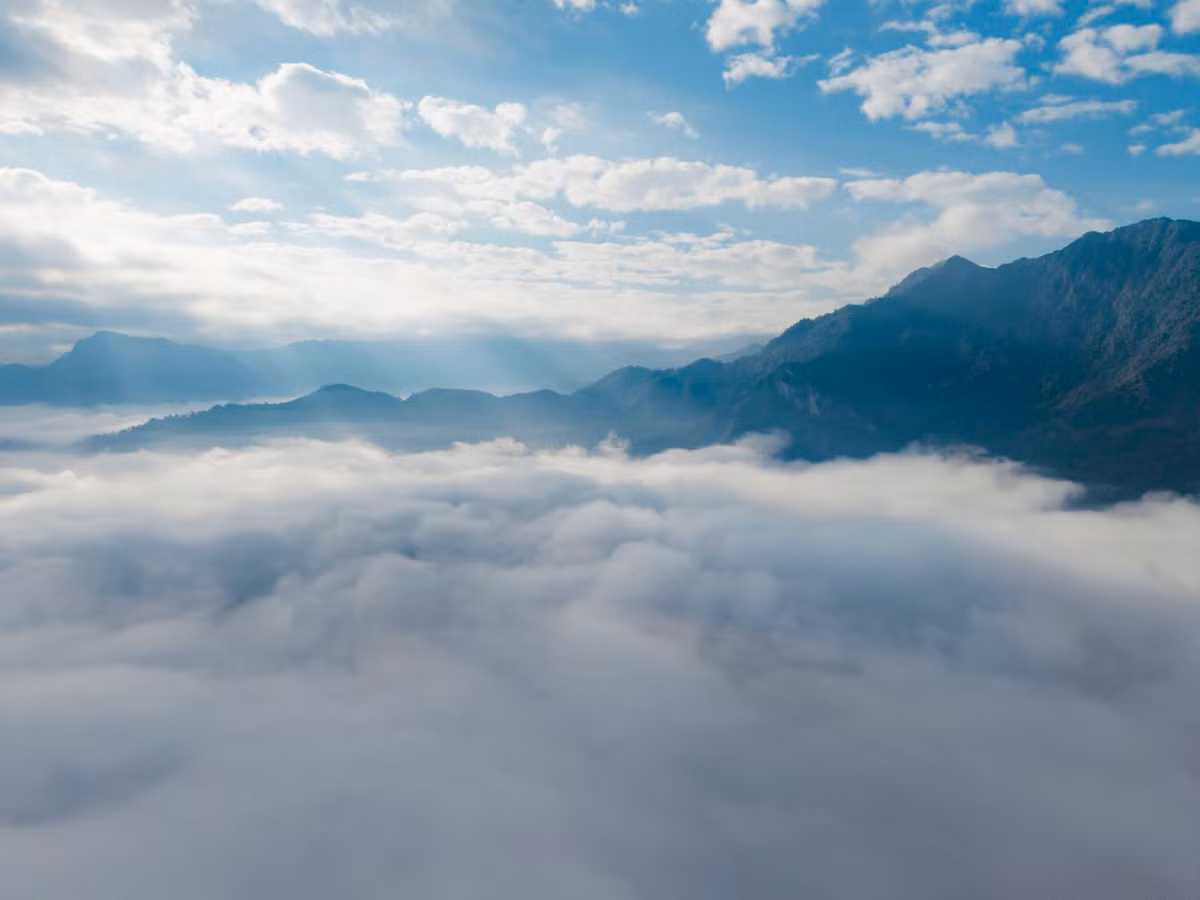 Những vệt sáng loang lổ giữa mây và núi tạo nên bức tranh thiên nhiên sống động, khiến không ít du khách ngỡ như đang lạc giữa chốn “bồng lai”.