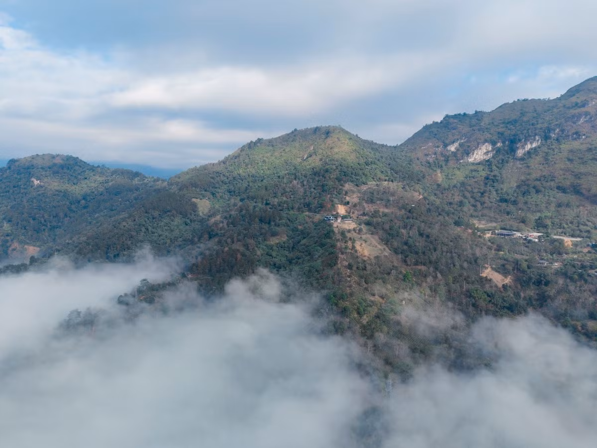 Khi trời còn mờ tối, sương lạnh bắt đầu lắng đọng xuống thung lũng Ẳng Nưa phía dưới, tạo nên những tầng mây dày, trắng xóa. Biển mây cuộn trào, bồng bềnh như sóng, chỉ hé lộ lác đác những đỉnh núi thấp thoáng phía xa, mang đến cảm giác vừa hùng vĩ, vừa huyền ảo.