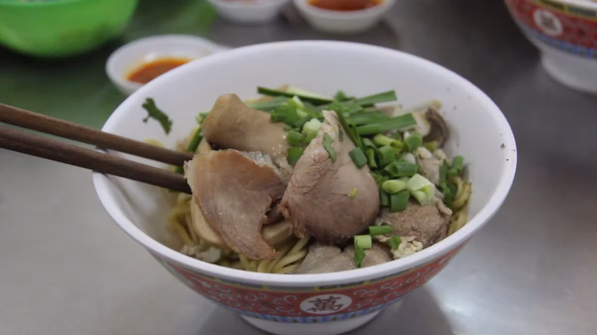 Tô hủ tiếu giản dị nhưng hương vị lại hòa quyện hoàn hảo giữa vị ngọt của nước dùng, cay nhẹ của sa tế và mùi thơm nồng của hành phi. Nhiều thực khách sành ăn còn gợi ý thử món hủ tiếu xương của quán phần xương to, ninh nhừ, thịt đầy đặn đủ khiến ai đến một lần cũng phải quay lại.Ảnh Lưu Trân