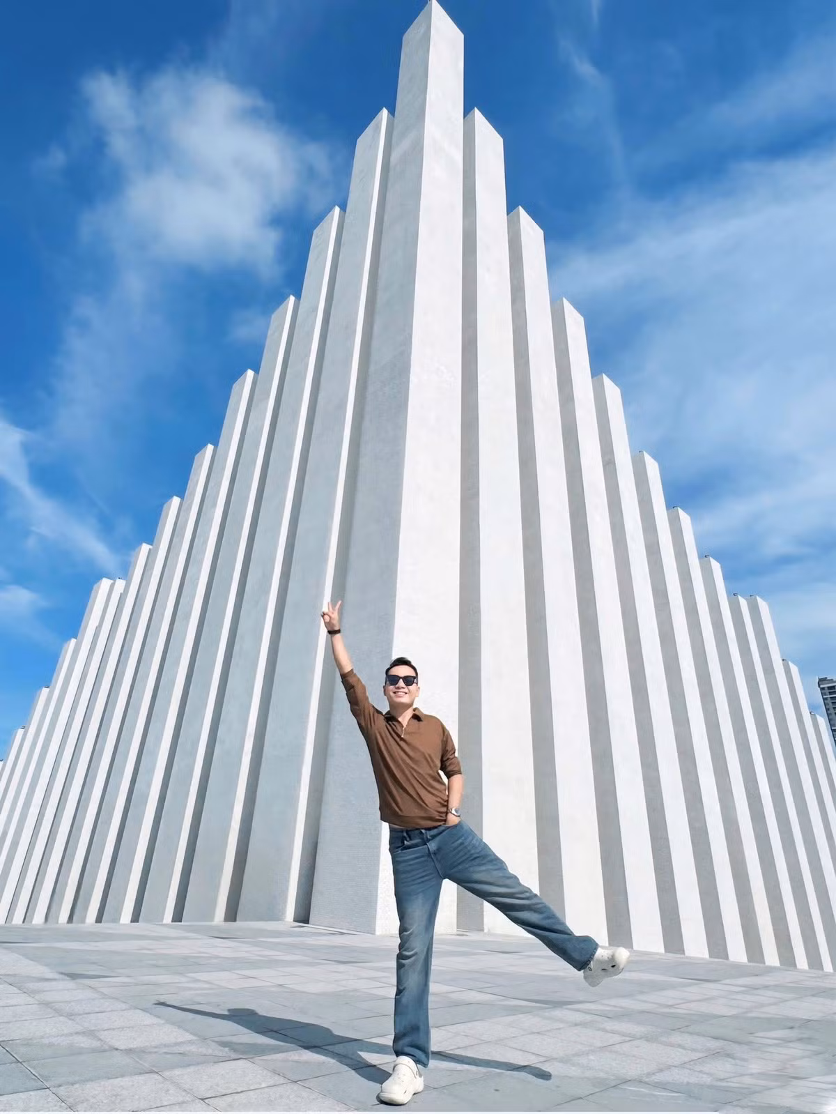 Một số còn ở lại từ chiều đến tối để ghi lại những khoảnh khắc thay đổi của ánh sáng, từ ban ngày trong trẻo tới buổi tối rực rỡ với hệ thống đèn màu, mang lại những bức hình sống động, đầy màu sắc. Ảnh Internet