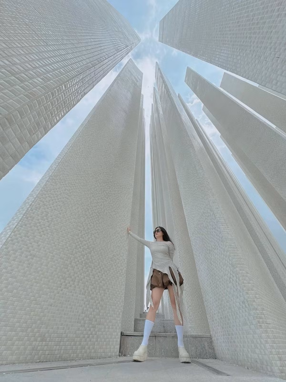 Khung giờ lý tưởng để check-in là từ 11h đến 14h, khi lượng khách vắng hơn và ánh sáng tự nhiên vừa phải, giúp hình ảnh rõ nét, sáng và ít bóng tối. Ảnh Võ Phạm Quý Nhàn