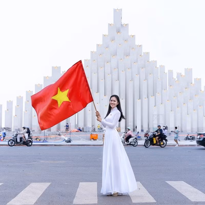 Những ngày vừa qua, tháp Tam Thắng, tọa lạc tại Công viên Bãi Sau (phường Vũng Tàu, TPHCM), trở thành điểm check-in “hot” trên mạng xã hội, đặc biệt thu hút giới trẻ yêu thích sáng tạo hình ảnh. Ảnh Hồ Duyên Thắm