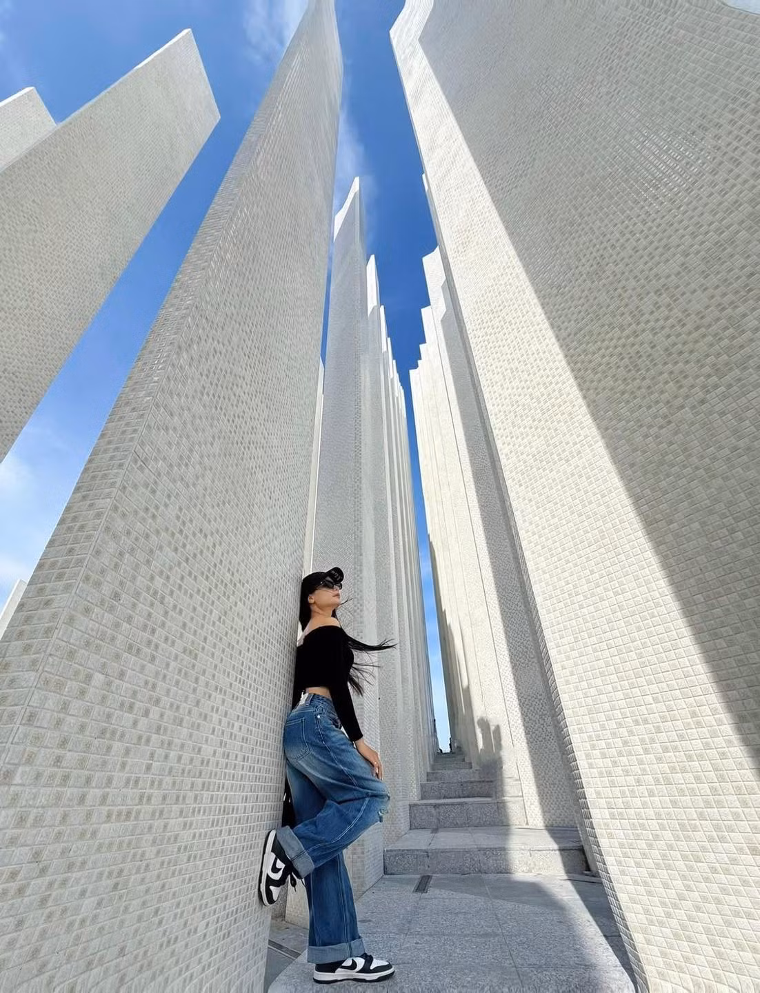 Ngoài chụp ảnh, du khách còn tận hưởng không gian thoáng đãng, mát mẻ của Công viên Bãi Sau, nơi tháp Tam Thắng tọa lạc. Sự kết hợp giữa thiên nhiên, kiến trúc và ánh sáng đã biến nơi này thành điểm dừng chân hấp dẫn cho những ai muốn trải nghiệm vẻ đẹp hiện đại ngay giữa thành phố. Ảnh Dung Nguyễn