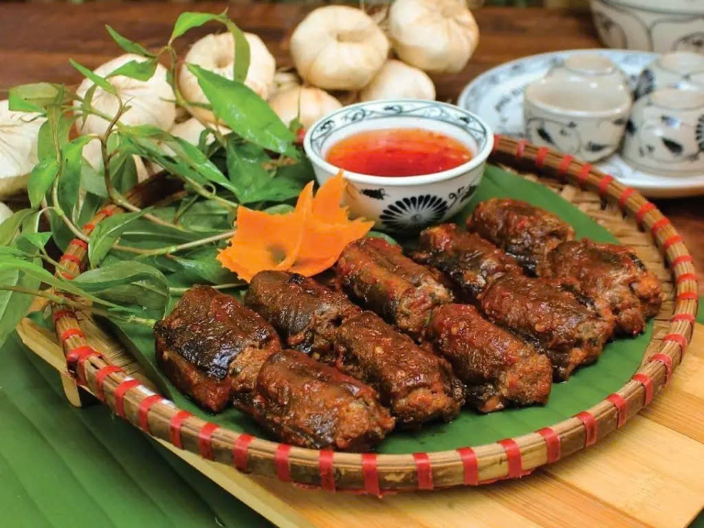 Lươn từ lâu được gọi là “nhân sâm nước” nhờ khả năng bổ máu, tăng khí huyết và hỗ trợ điều hòa đường huyết. Thịt lươn giàu sắt, vitamin nhóm B, vitamin A cùng các khoáng chất như kali, photpho, kẽm, giúp người thiếu máu, người lớn tuổi hoặc người suy nhược nhanh chóng phục hồi năng lượng. Ảnh minh họa