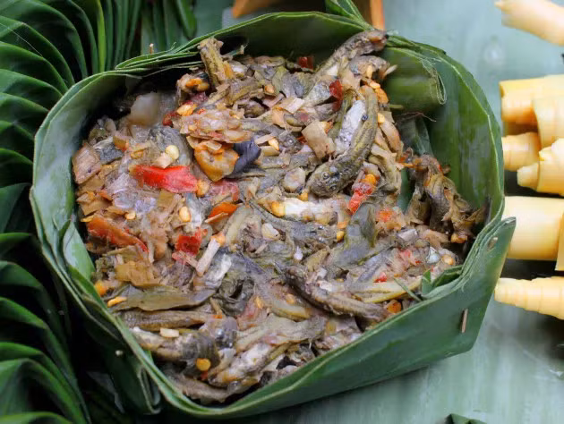 Mok Huak là món ăn có phần “kinh dị” nhất trong danh sách này. Thành phần chính là nòng nọc – nguyên liệu chỉ có vào mùa mưa. Người Thái đem nòng nọc hấp hoặc nướng cùng sả, ớt, rau thơm, rồi gói trong lá chuối. Ảnh centarahotelsresorts