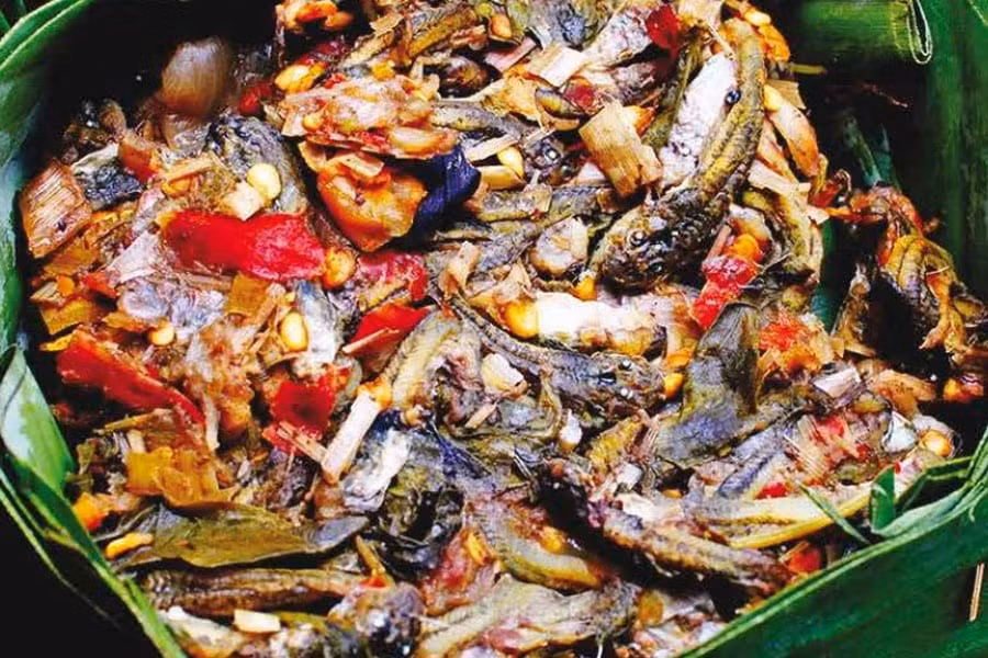 Khi mở gói, mùi thơm bốc lên quyến rũ, nhưng cảnh tượng những chú nòng nọc vẫn còn nguyên hình dáng, nằm chồng lên nhau trong lớp gia vị nóng hổi, khiến nhiều thực khách “nuốt nước bọt ngược”. Tuy vậy, ai đủ dũng cảm vượt qua “cơn ác mộng thị giác” này lại cho rằng hương vị của Mok Huak vừa béo vừa dai, ăn một lần là nhớ mãi. Ảnh centarahotelsresorts