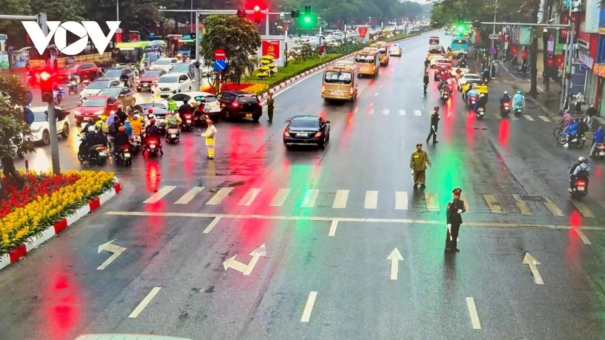 Không chỉ phục vụ hiệu quả nhiệm vụ chính trị đặc biệt quan trọng, việc kết hợp linh hoạt giữa tín hiệu đèn giao thông thông minh và hiệu lệnh trực tiếp của CSGT còn tạo sự rõ ràng, thống nhất đối với người tham gia giao thông. Khi việc điều tiết được thực hiện mạch lạc, dễ nhận biết, người dân thuận tiện chấp hành, qua đó góp phần bảo đảm an toàn cho bản thân và đồng hành cùng lực lượng chức năng trong quá trình thực hiện nhiệm vụ.