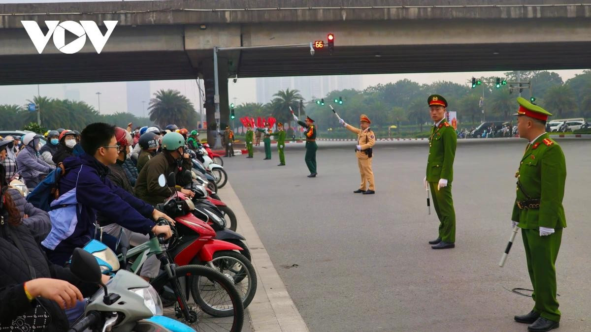 Việc điều hành tập trung, đồng bộ bằng công nghệ đã góp phần hạn chế tối đa xung đột tại các nút giao lớn, giữ cho dòng phương tiện lưu thông ổn định, thông suốt, kể cả trong các khung giờ cao điểm phục vụ Đại hội.