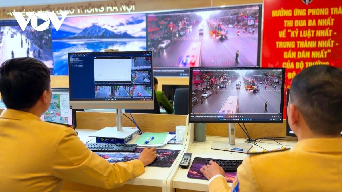 Với nhiệm vụ bảo đảm TTATGT xuyên suốt thời gian diễn ra Đại hội XIV của Đảng, Trung tâm Điều khiển giao thông Hà Nội giữ vai trò trung tâm trong công tác chỉ huy, điều hành. Thông qua hệ thống camera AI được lắp đặt trên các tuyến, trục giao thông trọng điểm, Trung tâm tổ chức điều hành giao thông một cách khoa học, linh hoạt; duy trì kết nối thông tin thường xuyên với lực lượng cảnh sát giao thông (CSGT) làm nhiệm vụ trên thực địa, kịp thời phát hiện và xử lý các tình huống phát sinh, không để xảy ra ùn tắc giao thông.