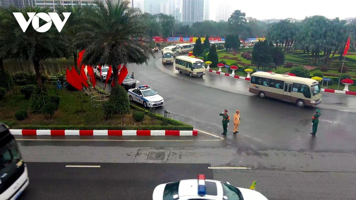 Khi các phương tiện dẫn đoàn của lực lượng CSGT di chuyển, hệ thống sẽ nhận diện từ khoảng cách xa; ngay khi xác định đúng đoàn xe theo phương án đã được phê duyệt, Trung tâm điều khiển tự động điều chỉnh tín hiệu đèn giao thông trên toàn tuyến sang trạng thái ưu tiên màu xanh, hình thành “hành lang giao thông” thông suốt, bảo đảm đoàn xe di chuyển đúng lộ trình, đúng thời gian, an toàn tuyệt đối.