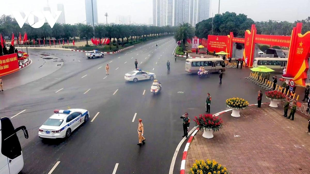 Trong sáng 20/1 (khai mạc chính thức Đại hội XIV của Đảng), Công an TP Hà Nội đã huy động tối đa lực lượng, với tinh thần trách nhiệm và kỷ luật cao nhất, thực hiện nhiệm vụ bảo vệ tuyệt đối an toàn Đại hội đại biểu toàn quốc lần thứ XIV của Đảng. Trên các tuyến phố, hình ảnh các đoàn xe đại biểu di chuyển trật tự, thông suốt qua các nút giao nhờ “làn sóng xanh” được kích hoạt đồng bộ đã để lại dấu ấn rõ nét về một Thủ đô văn minh, hiện đại. Song song với đó là sự hiệp đồng chặt chẽ giữa các lực lượng, sự hỗ trợ, hướng dẫn kịp thời đối với Nhân dân, bảo đảm sinh hoạt, đi lại của người dân diễn ra bình thường, an toàn trong suốt thời gian diễn ra Đại hội.
