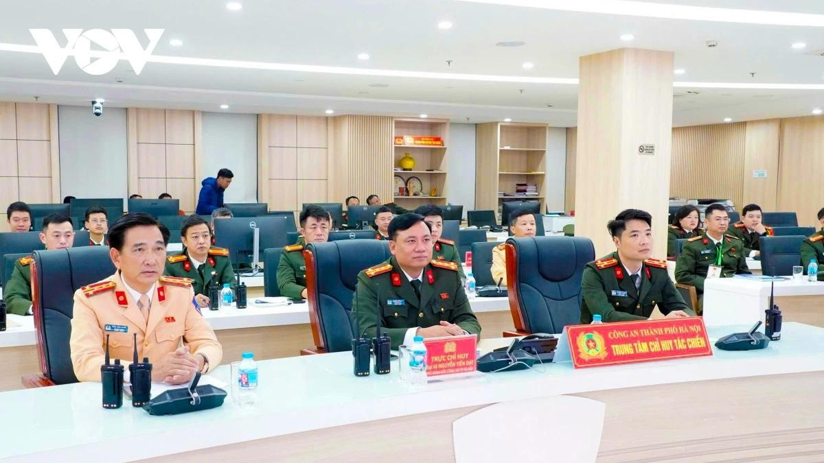 Trên cơ sở đó, Công an thành phố Hà Nội đã triển khai đồng bộ nhiều giải pháp hiện đại, trong đó nổi bật là ứng dụng hệ thống camera trí tuệ nhân tạo (AI) kích hoạt “làn sóng xanh” phục vụ công tác dẫn, bảo vệ các đoàn đại biểu.