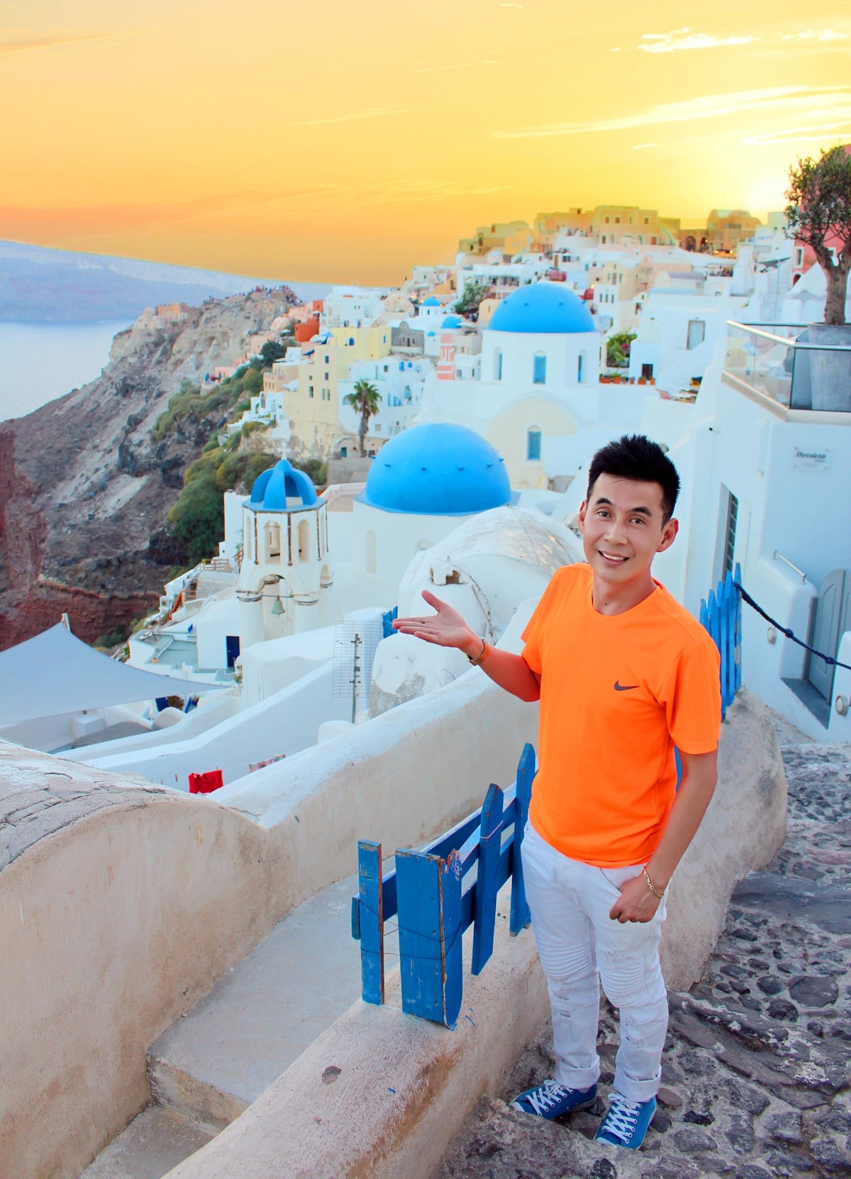 “Mỗi chiếc áo dài là một câu chuyện, mỗi điểm đến là một dấu ấn. Tôi muốn đưa hình ảnh Việt Nam đi xa, không phải qua những tuyên ngôn lớn lao, mà bằng chính hành trình nhỏ của một người yêu quê hương và đam mê văn hóa dân tộc”, Đoan Trường nói.