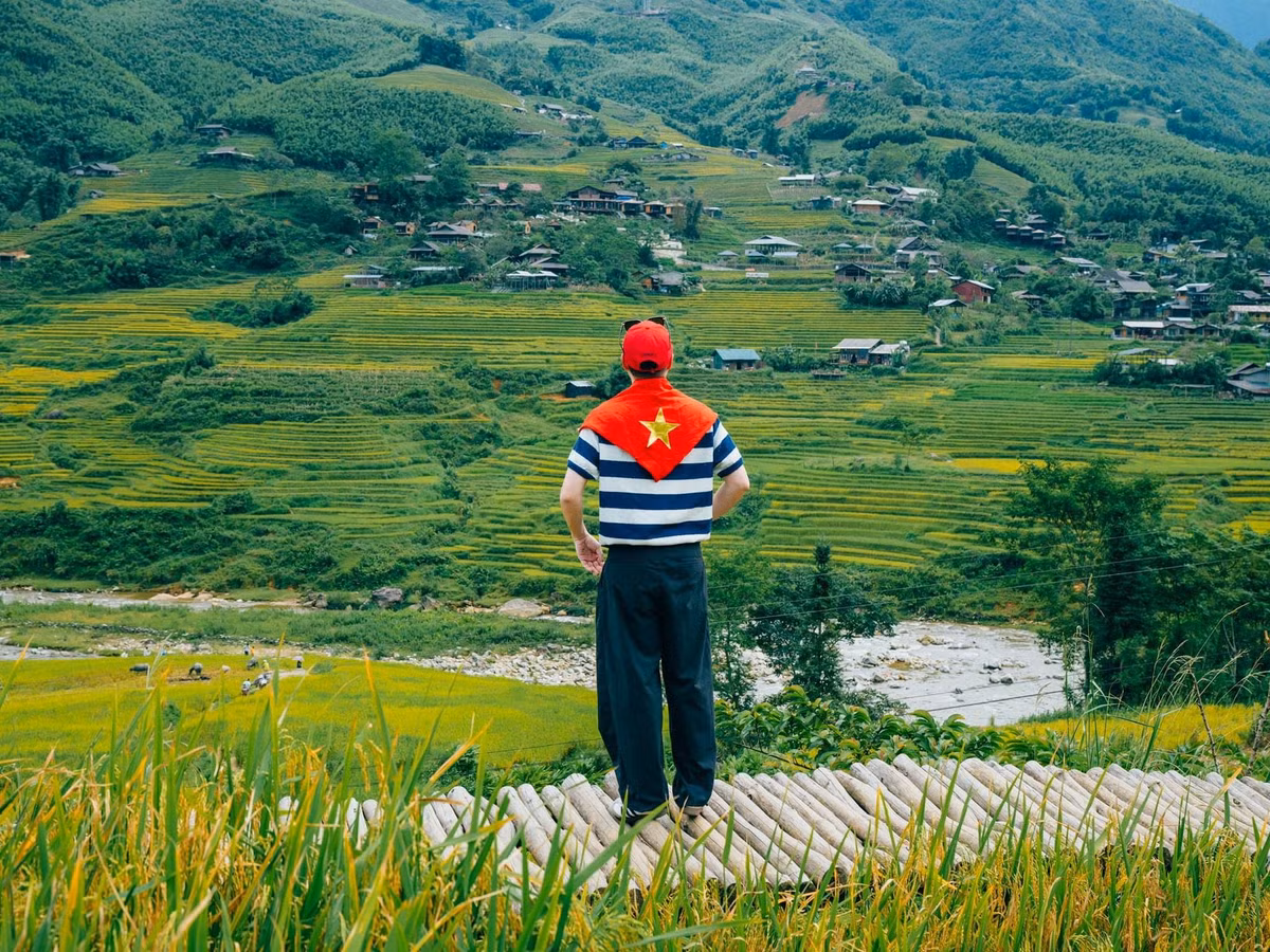 Sa Pa là điểm khởi đầu quen thuộc cho bất kỳ chuyến đi Tây Bắc nào. Thị trấn nhỏ, quanh năm sương mờ, nhưng vào tháng 9 lại rực rỡ bởi sắc vàng từ thung lũng Mường Hoa trải dài đến các bản làng. Ảnh Pham Trong Nghia