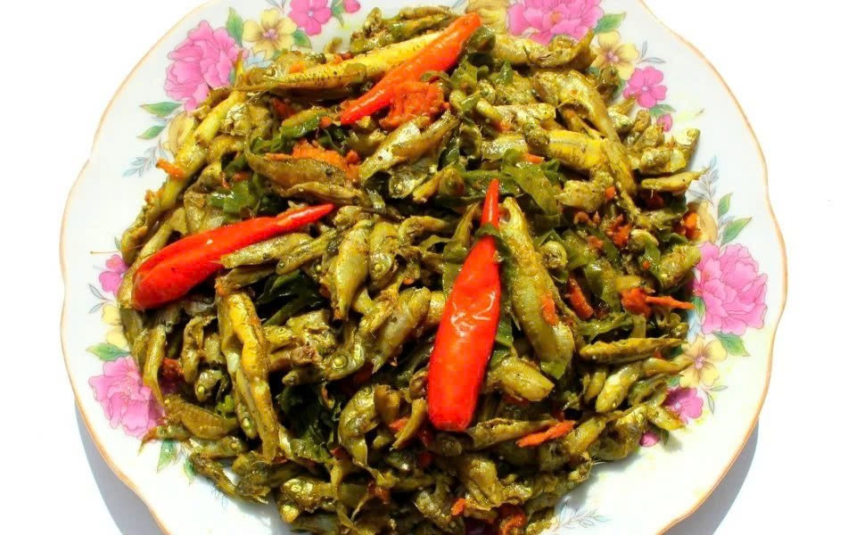 Hiện nay, vào mùa cá rầm, nhiều chợ quê như Ái Nghĩa, Đại Hiệp, Quảng Huế hay Đại Cường bán loại cá này với giá khoảng 200.000 đồng/kg. Khi nguồn cá ít, giá có thể tăng lên 300.000 – 400.000 đồng/kg. Do cá rất nhỏ, nhiều nơi còn bán theo chén thay vì bán theo cân. Ảnh Tiên Sa