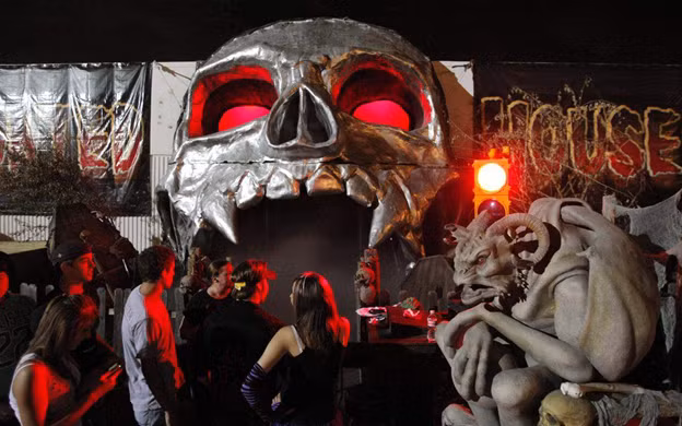 Tại Fort Worth, Texas, Cutting Edge Haunted House tọa lạc trong một nhà máy chế biến thịt bỏ hoang, được Guinness World Records công nhận là “nhà ma lớn nhất thế giới”. Không gian hơn 20.000m² chia thành hàng chục khu vực khác nhau từ lò mổ, nhà xác đến nghĩa trang, với hàng trăm diễn viên hóa trang và hiệu ứng âm thanh rợn người, khiến trải nghiệm kéo dài hơn 50 phút đầy nghẹt thở. Ảnh cuttingedgehauntedhouse