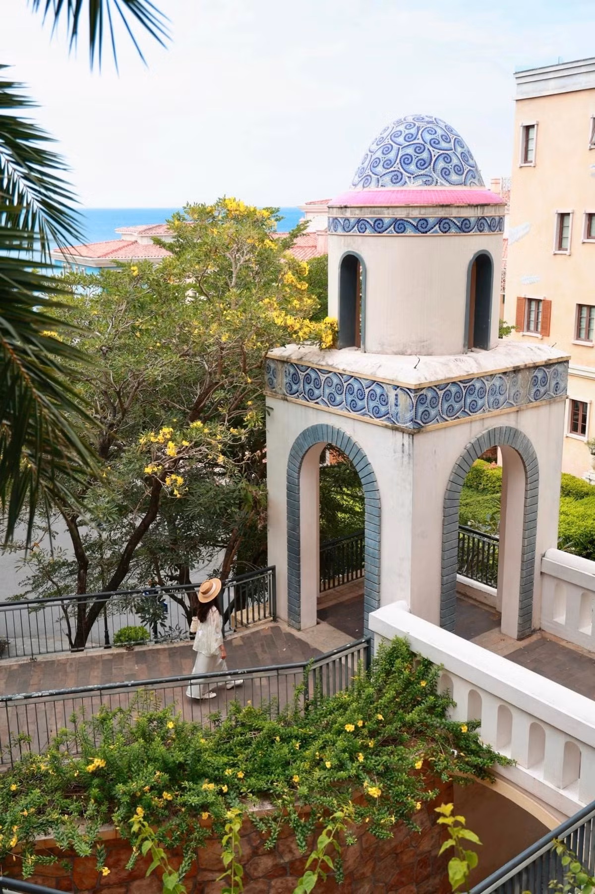 Song song với đó, du khách đến Phú Quốc cũng có thể kết hợp tham quan các điểm mang giá trị văn hóa – lịch sử như Nhà tù Phú Quốc, Chùa Hộ Quốc hoặc tham gia các tour khám phá đảo nhỏ lân cận để cảm nhận trọn vẹn hơn vẻ đẹp thiên nhiên và chiều sâu văn hóa của đảo ngọc.