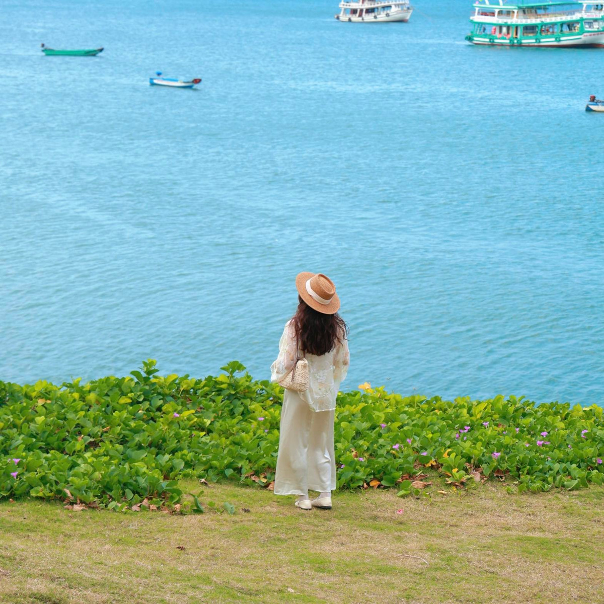 Ngoài các hoạt động vui chơi – giải trí, Nam đảo còn sở hữu những bãi biển đẹp, trong đó Bãi Kem được xem là điểm nghỉ dưỡng nổi bật với bờ cát trắng mịn và làn nước trong xanh. Khu vực này tập trung nhiều khu nghỉ dưỡng cao cấp, phù hợp với du khách tìm kiếm không gian yên tĩnh và tiện nghi. Việc bố trí hệ thống xe điện nội khu giúp du khách dễ dàng di chuyển giữa nơi lưu trú và bãi biển, góp phần nâng cao trải nghiệm nghỉ dưỡng.