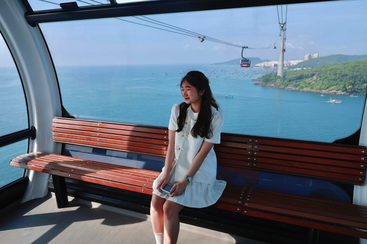 Một trong những điểm đến nổi bật tại Nam đảo là thị trấn Hoàng Hôn (Sunset Town), nơi gây ấn tượng với kiến trúc lấy cảm hứng từ các thị trấn ven biển Địa Trung Hải. Những dãy nhà rực rỡ sắc màu, quảng trường rộng mở và các công trình mang phong cách châu Âu tạo nên không gian dạo bộ, chụp ảnh thu hút đông đảo du khách. Khi chiều xuống, Sunset Town trở nên nhộn nhịp hơn với dòng người đổ về ngắm hoàng hôn, tận hưởng không khí biển và khám phá các hoạt động về đêm.