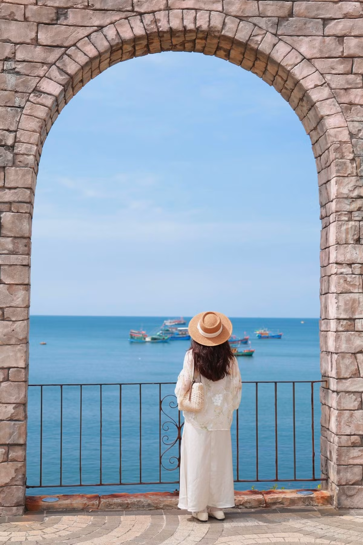 Tại khu vực Cầu Hôn, chương trình Awaken Sea diễn ra vào cuối buổi chiều, kết hợp biểu diễn nghệ thuật với khung cảnh hoàng hôn trên biển. Khi màn đêm buông xuống, bãi biển Sunset Town trở thành sân khấu cho Symphony of the Sea, mang đến những màn trình diễn ánh sáng và pháo hoa tầm thấp. Khép lại hành trình trải nghiệm trong ngày là show Kiss of the Sea tại nhà hát cùng tên, kết thúc bằng màn pháo hoa tầng cao, để lại ấn tượng mạnh mẽ cho du khách.