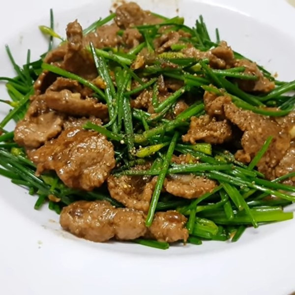 Gan dê thái lát, ướp gia vị rồi xào nhanh cùng lá hẹ. Món này hỗ trợ bổ thận, tráng dương và tăng cường sức khỏe nam giới. Ảnh minh họa