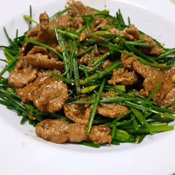 Gan dê thái lát, ướp gia vị rồi xào nhanh cùng lá hẹ. Món này hỗ trợ bổ thận, tráng dương và tăng cường sức khỏe nam giới. Ảnh minh họa