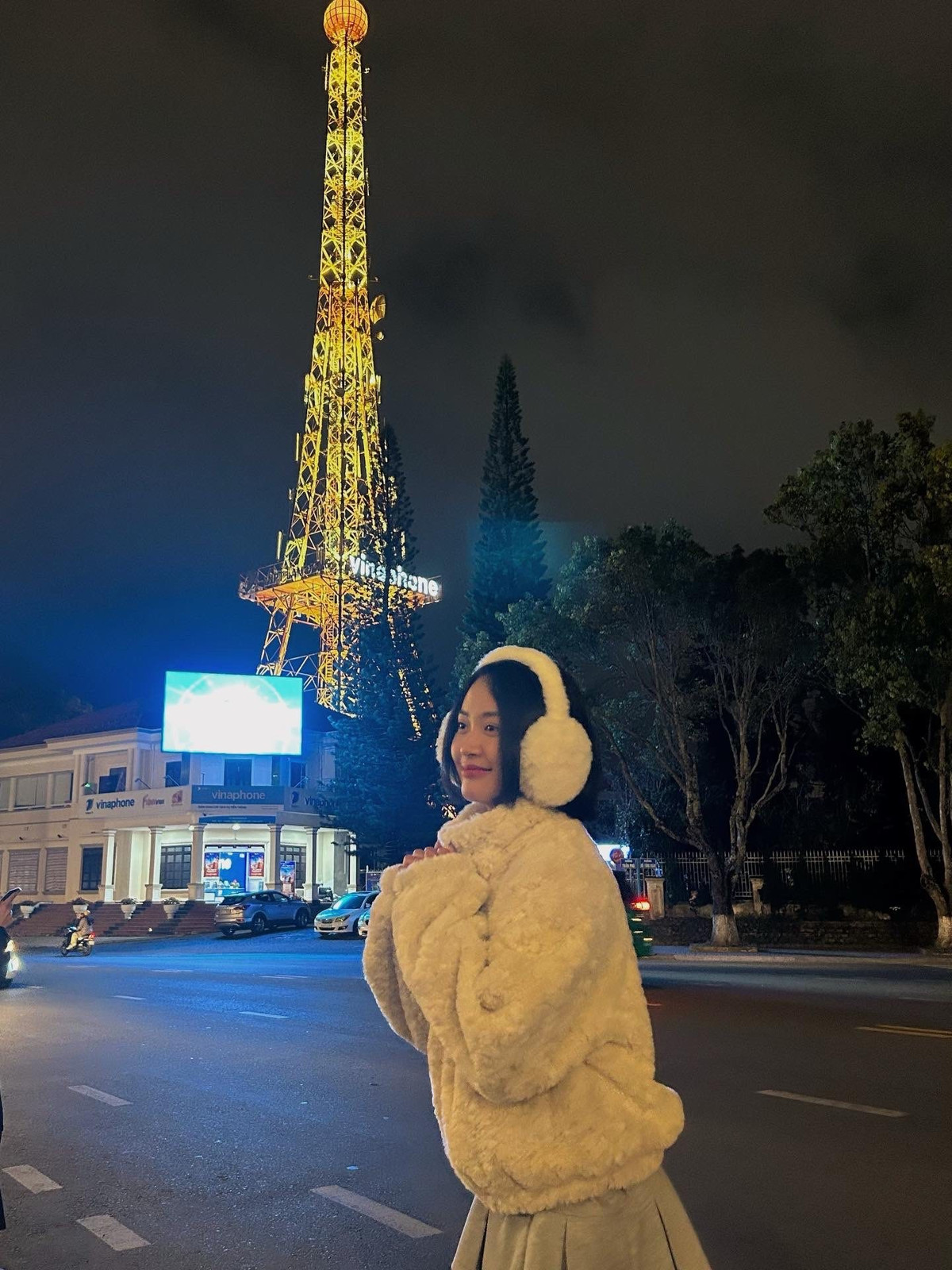 Theo tìm hiểu, đây không phải công trình phục vụ du lịch mà là tháp viễn thông thuộc nhà mạng Vinaphone, với chiều cao khoảng 90 m. Đại diện đơn vị quản lý cho biết, việc chiếu sáng tháp nhằm tạo điểm nhấn cảnh quan đô thị về ban đêm, góp phần làm đẹp không gian trung tâm thành phố. Ảnh Bùi My