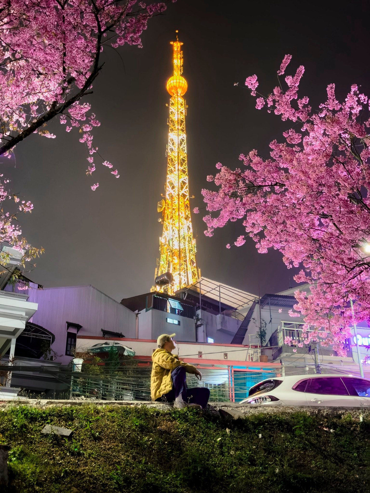 Tuy nhiên, do đây là trục đường có mật độ phương tiện cao, du khách khi check-in cần lưu ý đỗ xe đúng nơi quy định, di chuyển trên vỉa hè và tuyệt đối không đứng dưới lòng đường để chụp ảnh. Việc tuân thủ các quy định giao thông không chỉ đảm bảo an toàn cá nhân mà còn tránh gây cản trở lưu thông, nhất là vào cuối tuần khi lượng người đổ về khu vực này khá đông.