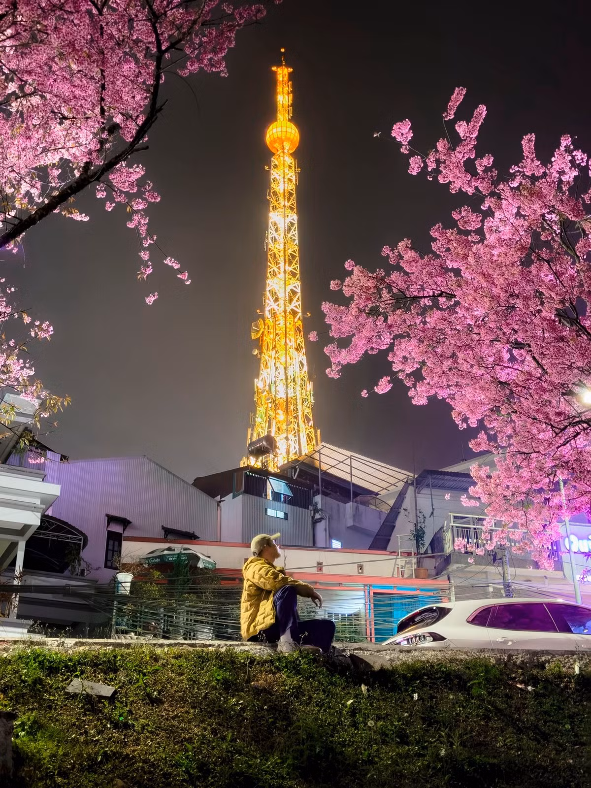 Tuy nhiên, do đây là trục đường có mật độ phương tiện cao, du khách khi check-in cần lưu ý đỗ xe đúng nơi quy định, di chuyển trên vỉa hè và tuyệt đối không đứng dưới lòng đường để chụp ảnh. Việc tuân thủ các quy định giao thông không chỉ đảm bảo an toàn cá nhân mà còn tránh gây cản trở lưu thông, nhất là vào cuối tuần khi lượng người đổ về khu vực này khá đông.