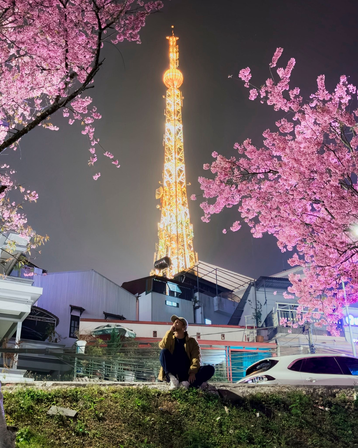 Nằm trên trục đường Trần Phú tuyến giao thông kết nối nhiều điểm tham quan trung tâm, tháp viễn thông (thường được gọi là tháp Vinaphone) nổi bật giữa không gian đô thị về đêm.